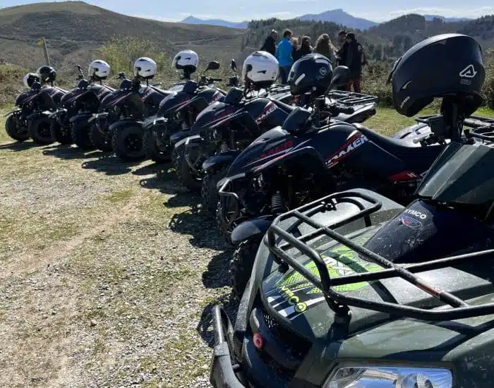 Randonnée en quad Pays Basque : flotte de quads alignés lors d'une pause de groupe